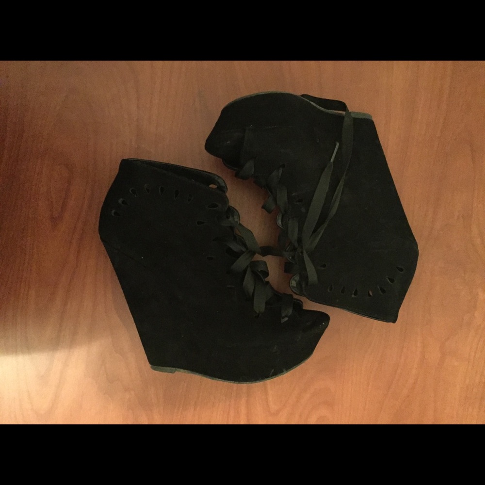 Black wedges